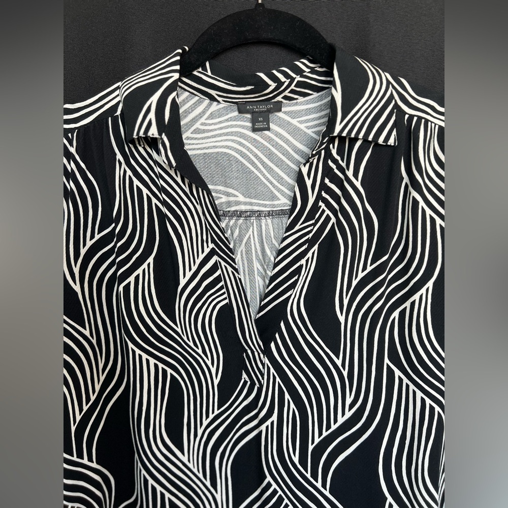 π€ EUC ANN TAYLOR FACTORY Black & White Wavy Line V-Neck Blouse | Womenβs Size XS - Picture 3 of 8